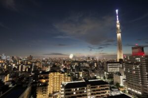 錦糸町側ドローン上空から撮影した東京スカイツリーと隅田川花火大会の空撮写真