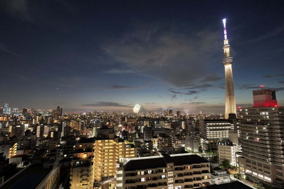 錦糸町側ドローン上空から撮影した東京スカイツリーと隅田川花火大会の空撮写真