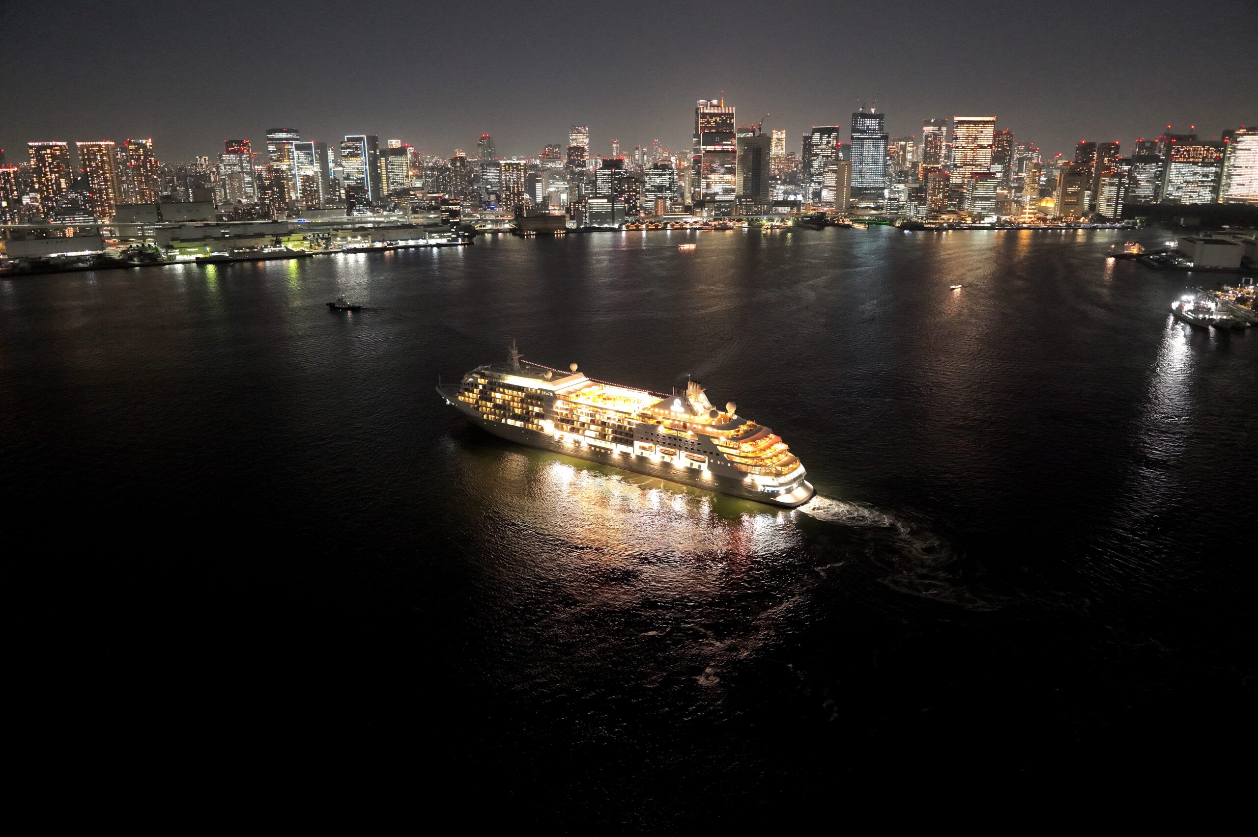 晴海埠頭 夜間 大型クルーズ船 ドローン空撮 東京湾夜景