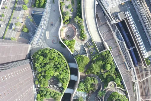 なんば駅隣接のなんばパークスでの空撮